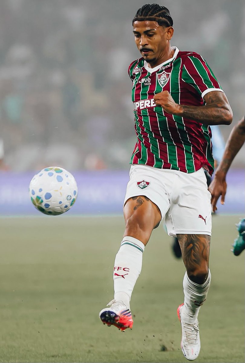 John Kennedy sofre lesão no ligamento cruzado anterior após clássico