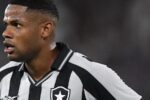 Júnior Santos questiona arbitragem e cobra postura da CBF após derrota do Botafogo