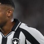 Júnior Santos questiona arbitragem e cobra postura da CBF após derrota do Botafogo