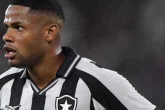 Júnior Santos questiona arbitragem e cobra postura da CBF após derrota do Botafogo