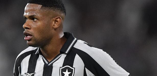 Júnior Santos questiona arbitragem e cobra postura da CBF após derrota do Botafogo