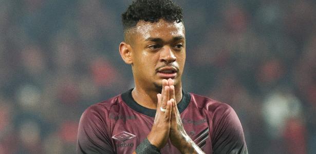 Justiça condena Léo Derik, lateral do Athletico, a 13 anos de prisão por dois estupros