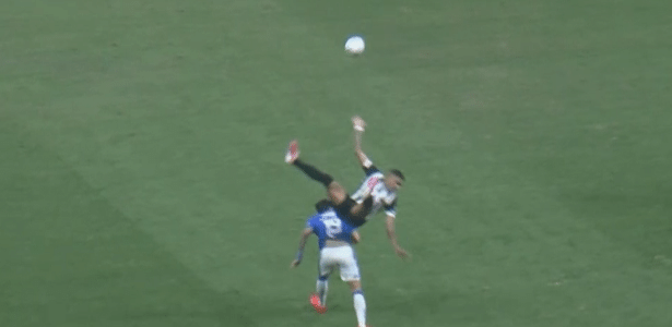 Kaio Jorge busca contato com Ruan Tressoldi após lance de concussão em clássico