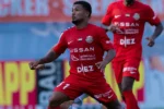 Kauan Santos brilha com duas assistências na estreia vitoriosa do Shabab Al Ahli