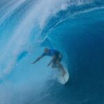 Kelly Slater domina Teahupo'o e elimina Gabriel Medina no Taiti