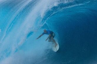 Kelly Slater domina Teahupo'o e elimina Gabriel Medina no Taiti
