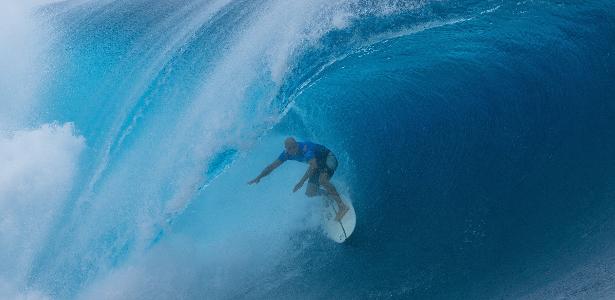 Kelly Slater domina Teahupo'o e elimina Gabriel Medina no Taiti