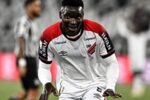 Kevin Viveros brilha, Athletico-pr supera Botafogo e encosta no Flamengo