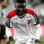 Kevin Viveros brilha, Athletico-pr supera Botafogo e encosta no Flamengo