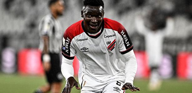 Kevin Viveros brilha, Athletico-pr supera Botafogo e encosta no Flamengo