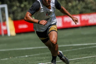 Lateral Nicolas retorna aos gramados pelo sub-20 do São Paulo após acidente