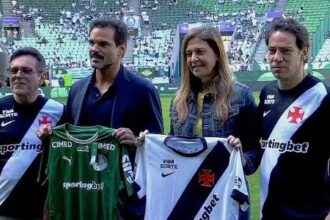 Leila Pereira e investidor da SAF do Vasco posam com camisa cruzmaltina