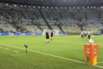 Léo Jardim inicia aquecimento no gramado do Maracanã antes de confronto