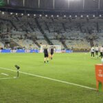 Léo Jardim inicia aquecimento no gramado do Maracanã antes de confronto
