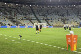 Léo Jardim inicia aquecimento no gramado do Maracanã antes de confronto