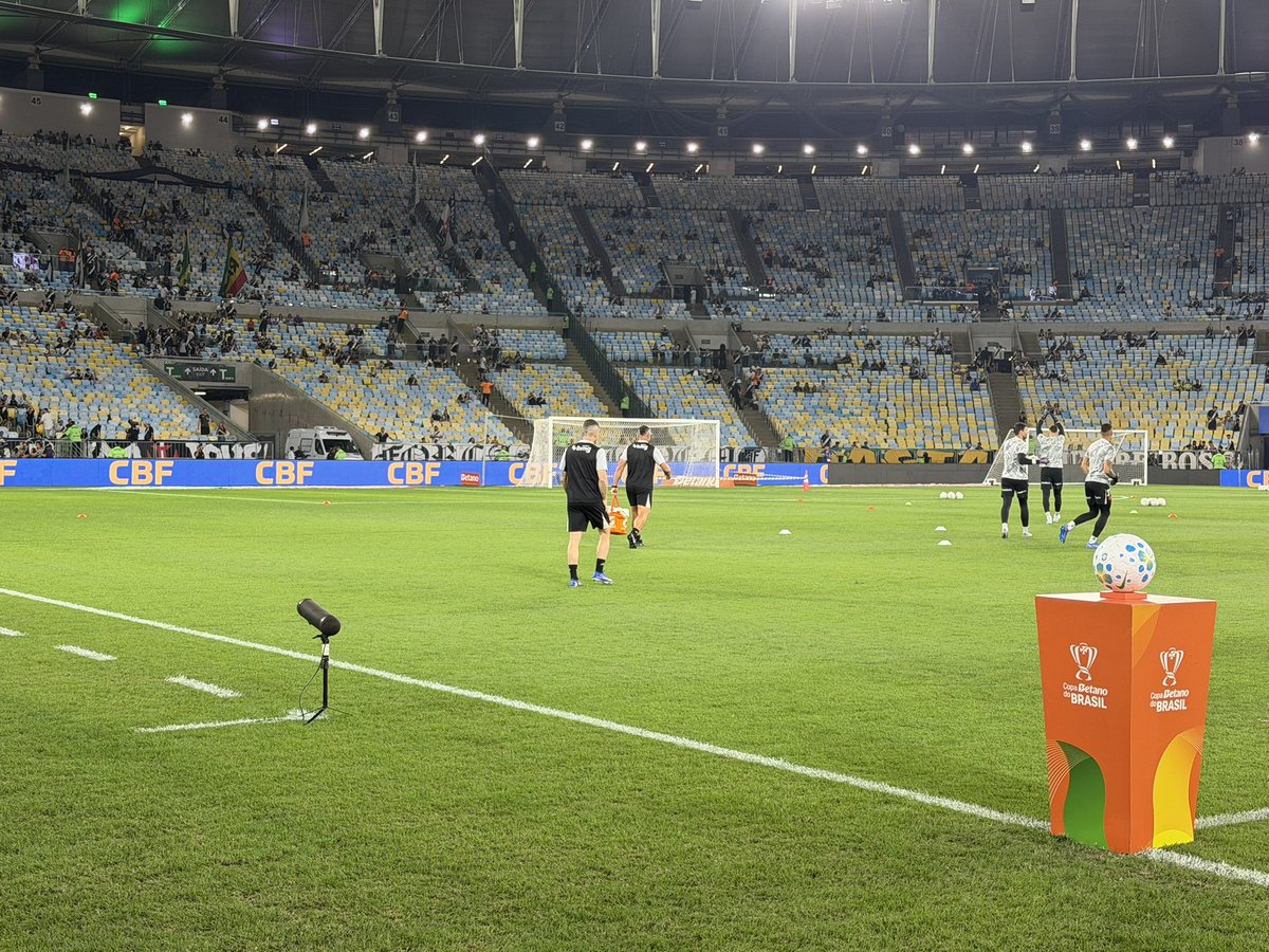 Léo Jardim inicia aquecimento no gramado do Maracanã antes de confronto
