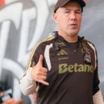 Leonardo Jardim compara pressão atual no Flamengo ao histórico de Filipe Luís