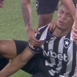 Lesão de Jordan Barrera reacende debate sobre gramados sintéticos no futebol
