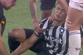 Lesão de Jordan Barrera reacende debate sobre gramados sintéticos no futebol