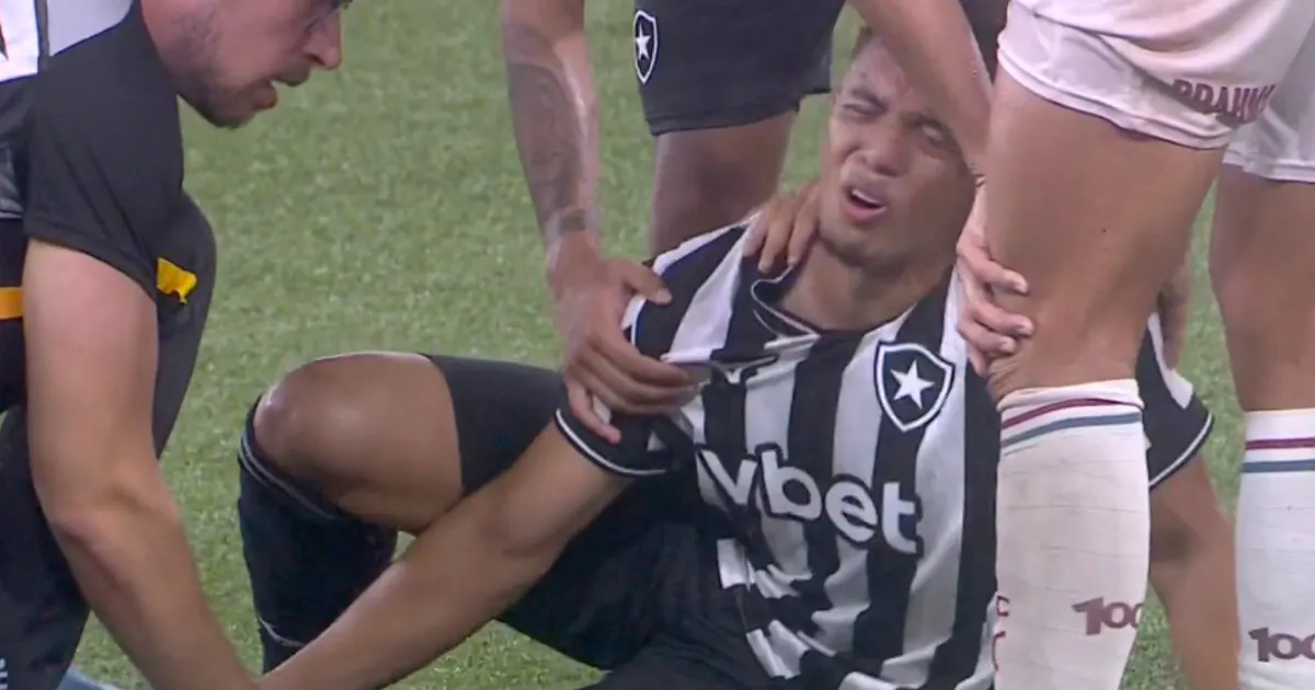 Lesão de Jordan Barrera reacende debate sobre gramados sintéticos no futebol