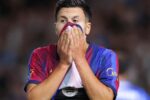 Lesão grave no joelho afasta atacante do Barcelona por meses e freia negociações