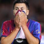 Lesão grave no joelho afasta atacante do Barcelona por meses e freia negociações