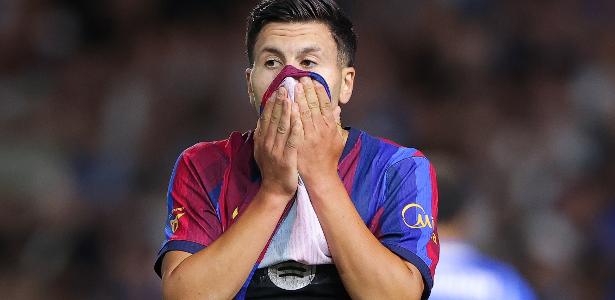 Lesão grave no joelho afasta atacante do Barcelona por meses e freia negociações