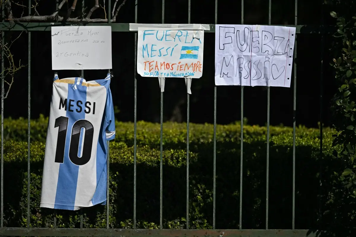 Lionel Messi se despede de seu pai em cerimônia íntima na Argentina