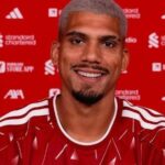 Liverpool fecha empréstimo de Ronald Araujo para reforçar sistema defensivo