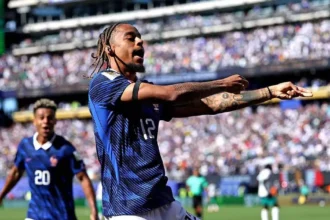 Liverpool intensifica investidas por Barcola junto ao Paris Saint-germain