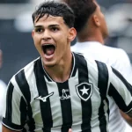Lucas Emanuel equilibra rotina entre base e profissional do Botafogo