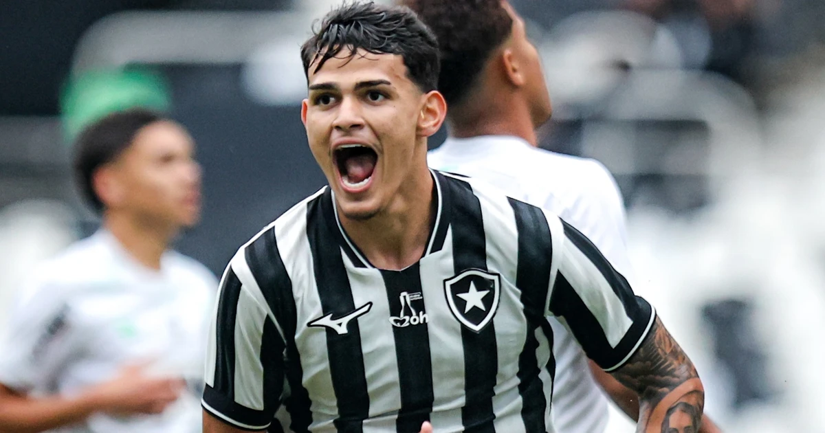 Lucas Emanuel equilibra rotina entre base e profissional do Botafogo