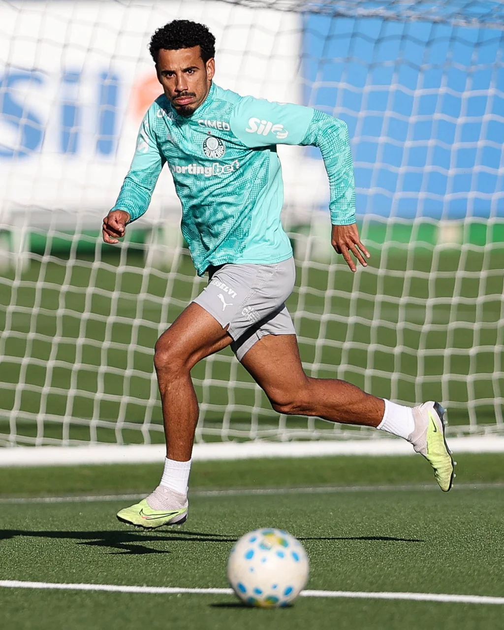 Lucas Evangelista consolida protagonismo no Palmeiras com marca expressiva