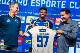 Lucho Rodríguez celebra retorno ao futebol brasileiro e reforça elenco do Cruzeiro
