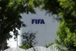 Luís Figo exige renúncia de Gianni Infantino e critica gestão na Fifa