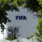Luís Figo exige renúncia de Gianni Infantino e critica gestão na Fifa