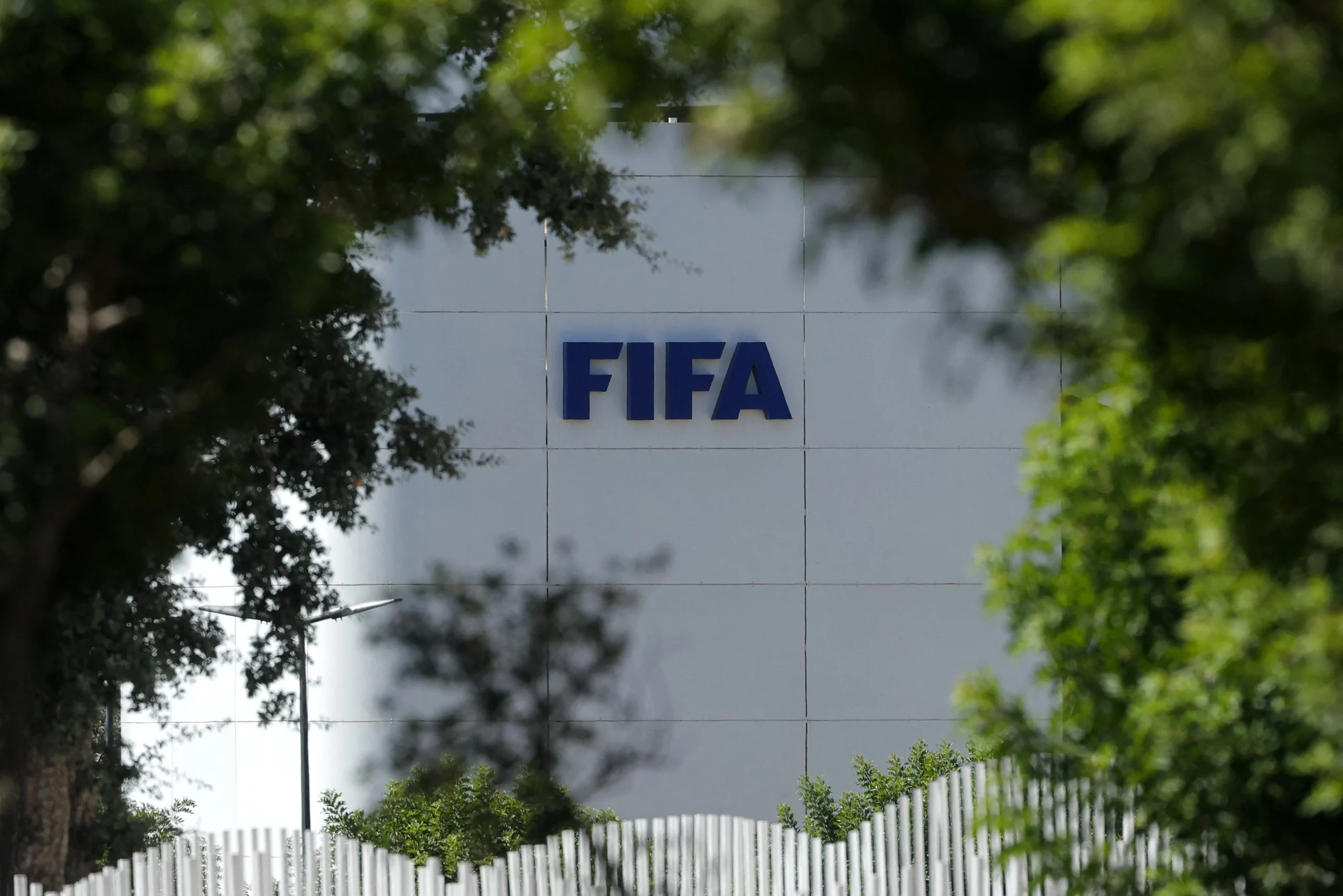 Luís Figo exige renúncia de Gianni Infantino e critica gestão na Fifa