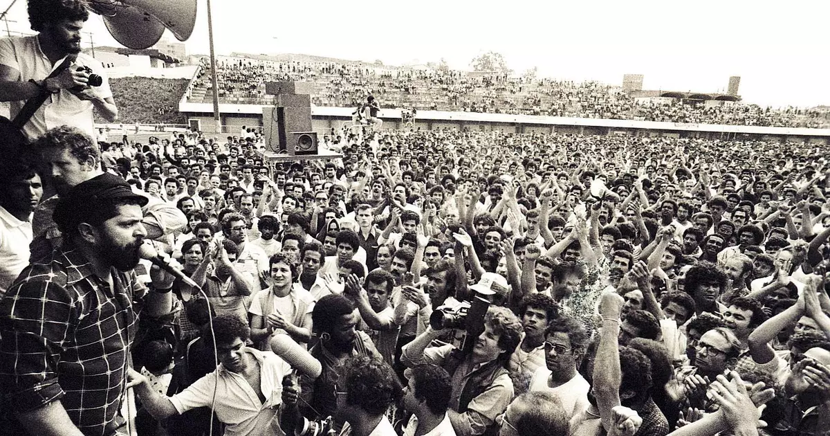 Lula retorna ao estádio Primeiro de Maio para marcar o início de sua campanha eleitoral