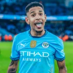 Manchester City monitora mercado para repor possível saída de Savinho ao Tottenham