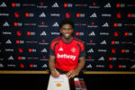 Manchester United investe pesado e oficializa a contratação de Carlos Baleba