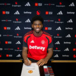 Manchester United investe pesado e oficializa a contratação de Carlos Baleba