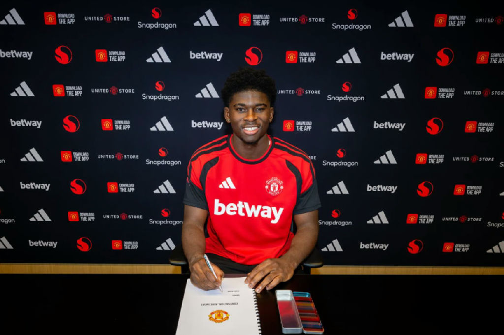 Manchester United investe pesado e oficializa a contratação de Carlos Baleba