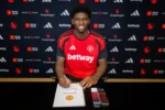 Manchester United oficializa contratação de Carlos Baleba para o meio-campo