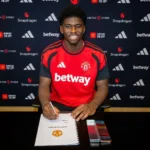 Manchester United oficializa contratação de Carlos Baleba para o meio-campo