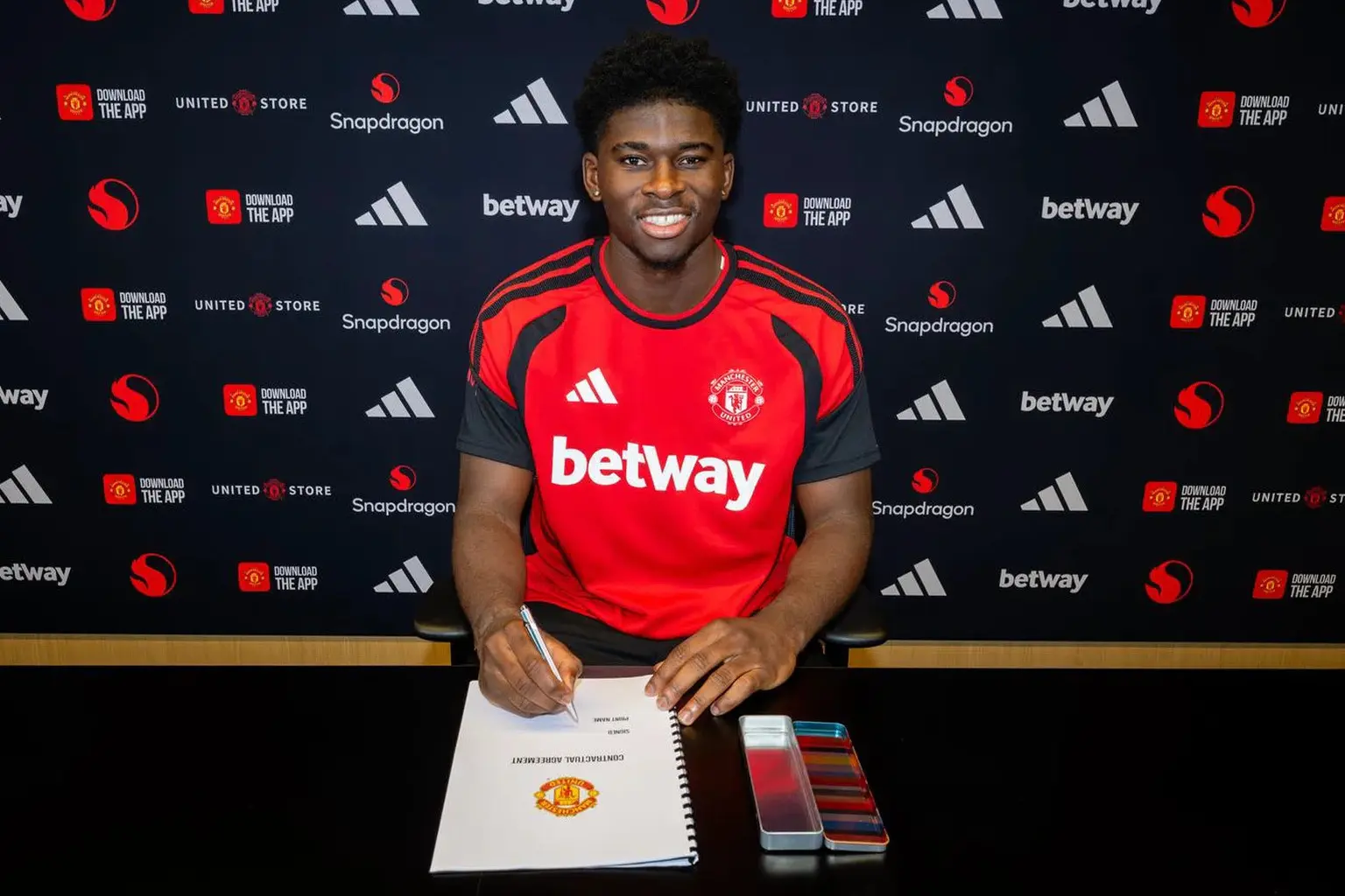 Manchester United oficializa contratação de Carlos Baleba para o meio-campo