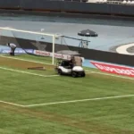 Manutenção no gramado do Nilton Santos ocorre horas antes de Botafogo e Athletico-pr