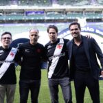 Marcos Lamacchia visita gramado do estádio em meio a negociações pelo Vasco