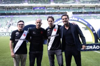 Marcos Lamacchia visita gramado do estádio em meio a negociações pelo Vasco