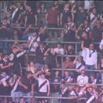 Marcos Lamacchia visita gramado do Nubank Parque com uniforme do Vasco
