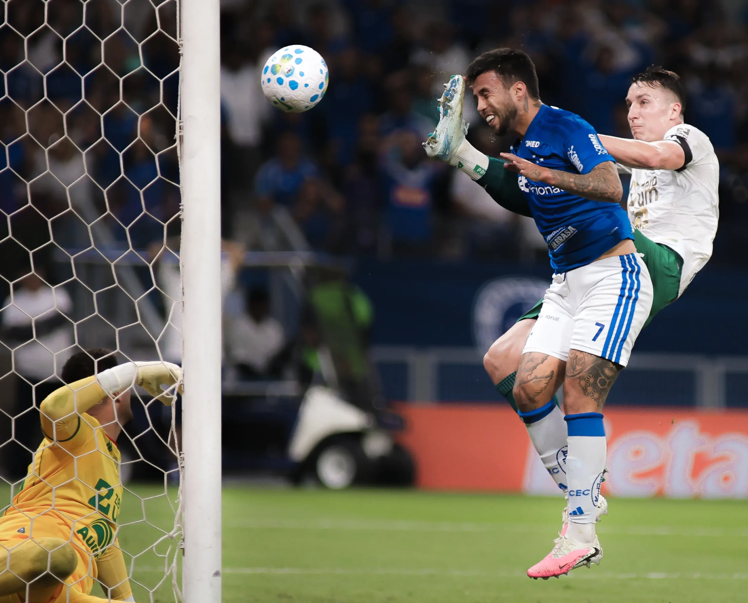 Matheus Henrique garante classificação do Cruzeiro e minimiza fratura no nariz
